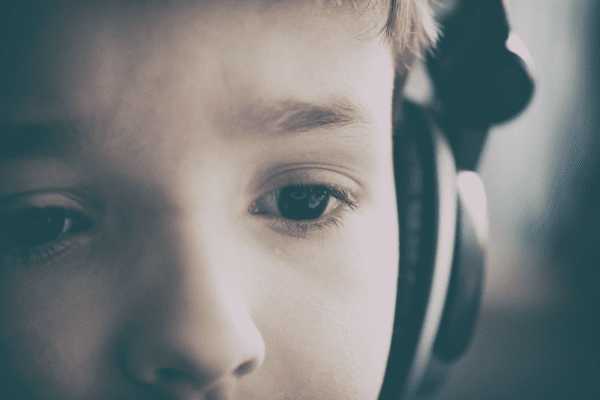 Inteligencia artificial en la producción de audiolibros para niños y jóvenes